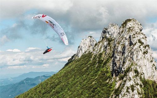Dreimal waren die Gemeinde Aschau und die Kampenwand bereits Schauplatz und Sponsor der „Red Bull X-Alps“, dem internationalen Wettkampf für Gleitschirmflieger. Aufgrund der wegen Corona angespannten Haushaltslage hat der Gemeinderat eine Teilnahme an dem Spektakel abgelehnt. Foto re