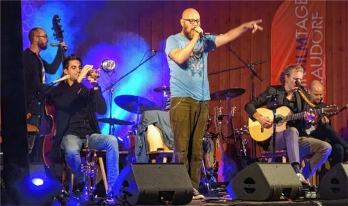 „Dreiviertelblut“ rund um Sänger Sebastian Horn (Mitte) und Gitarrist Gerd Baumann (rechts) boten ein temperamentvolles und zugleich nachdenkliches Programm, unter anderem mit dem Titelsong von „Oktoberfest 1900“. Foto Friedrich