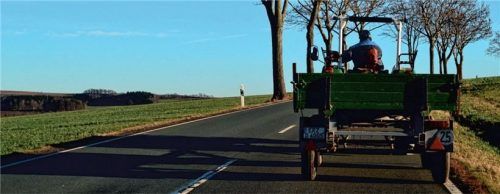 Eiligen Autofahrern tuckert ein Traktor zu langsam.Foto NadinLisa/pixabay.com/mid/ak