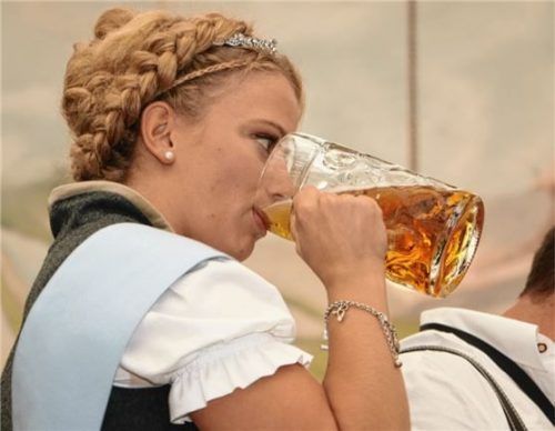 Ein Fußballspiel dauert 90 Minuten, eine Mass auch? Bei Frauen in der Regel schon, sagt eine Studie. Miss Herbstfest 2016, Stefanie Paul, nimmt hier einen Schluck. Foto  stuffer