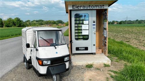 Ein Grund des Ärgers: Für den Eierautomaten, den Christof Huber aufgestellt hat, gibt es eigentlich noch keine Genehmigung. Die Stadt hat deshalb einen Beseitigungsbescheid erlassen. Foto Huber