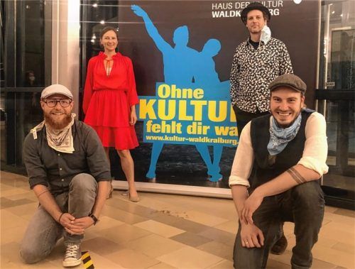 Ein „Gruppenfoto“ nach der Show: (vorne von links) Korbinian Lauxen und Markus Frisch, die das Duo Frida bilden, und (hinten von links) Helga Brenninger und Ramon Bessel.Foto fischer