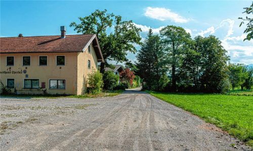 Ein Mehrfamilienhaus mit sechs Wohneinheiten plus einem Doppelhaus auf dem Grundstück der ehemaligen Gastwirtschaft an der Staatsstraße – für die Stadtverwaltung in dieser Ortsrandlage im Westen Kolbermoors eine Nummer zu groß. Foto  Thomae