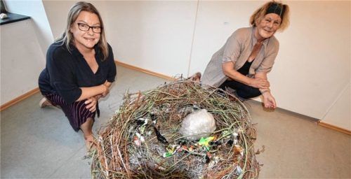 Ein Nest mit „Eiern“ aus Plastikabfällen, die allesamt als Verpackungsmaterial für Bioprodukte dienten, symbolisiert für Renata Seidel (rechts) das Spannungsfeld beim Material „Kunststoff“. Zusammen mit der letztjährigen Projektleiterin Hildegard Prinz (links) engagiert sie sich erneut bei der „Unzone“-Ausstellung.Foto Schmidt