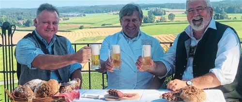 Ein Prost auf den Bauernherbst! Metzger Hans Bauer von der Metzgerei Stocker, Bäcker Wolfgang Sattelberger und RegRo-Vorsitzender Sebastian Friesinger (von links).