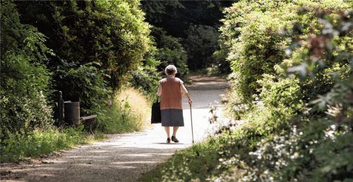 Ein Spaziergang im Freien: Viele Senioren zeigten sich dankbar, dass trotz Corona diese Möglichkeit der Freizeitgestaltung erhalten blieb. Fotos dpa/Hausmann