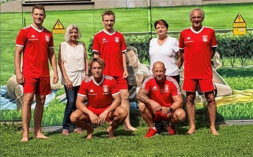 Ein Teil des elfköpfigen Teams des Kolbermoorer Freibads in diesem ungewöhnlichen Badesommer: Leopold Brumbauer, Ingrid Bögl, Severin Wagner, Manuela Mondin und Franz Weinberger (hinten von links) sowie Charlie Meier und Helmut Eggerl (vorne). Foto re