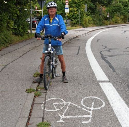 Horst Preibisch, 85-jähriger Vielradler, hatte sich im Herbst über die schlechte Kennzeichnung der Radstreifen unter anderem in der Adlergebirgsstraße beschwert. Jetzt will die Stadt die Gefahrenstellen nicht nur auffällig markieren, sondern die Radwege auch verbreitern.Foto  Grundner/Archiv