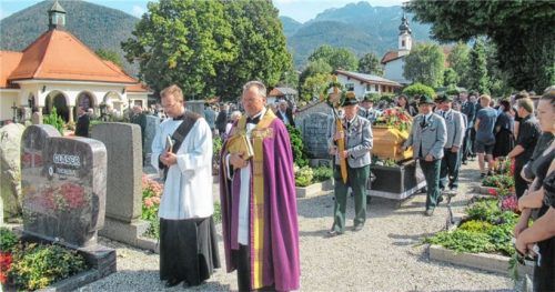 Eine große Trauergemeinde nahm Abschied von Paul Kink, dem Seniorwirt vom Café Pauli, der im Aschauer Friedhof beigesetzt wurde. Foto rehberg
