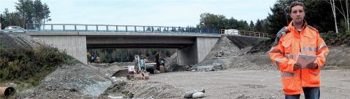 Eine spannende Sache: Karl Kergl, der „Brücken-Manager“ beim Bau der Rosenheimer Westtangente, vor der neuen Spannbetonbrücke. Fotos simeth
