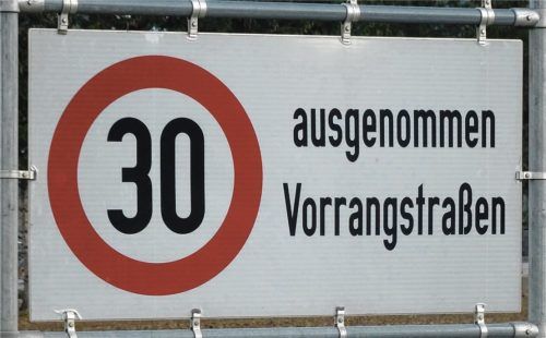 Eine Temporeduzierung in Wohngebieten (30er-Zonen) hatte sich der Kieferer Bürgermeister Hajo Gruber (UW) gewünscht. Die Gemeinderäte waren mit großer Mehrheit dagegen.Foto schmidt