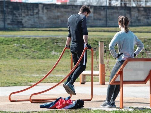 Einen Bewegungspfad mit bis zu 15 Stationen würden sich stellvertretende Bürgermeisterin Jessica Vital-Robarge (GWA), Gemeinderätin Marlene Langmeier (GWA) und Fitnesstrainerin Regina Wollboldt für Albaching wünschen. Foto dpa Sebastian Kahnert