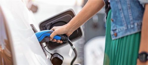 Einer Umfrage zufolge können sich viele Bundesbürger vorstellen, aufgrund der Kaufprämie von bis zu 9000 Euro sich ein E- oder Hybridfahrzeug zuzulegen. Foto djd/AutoScout24/iStockphoto/PIKSEL