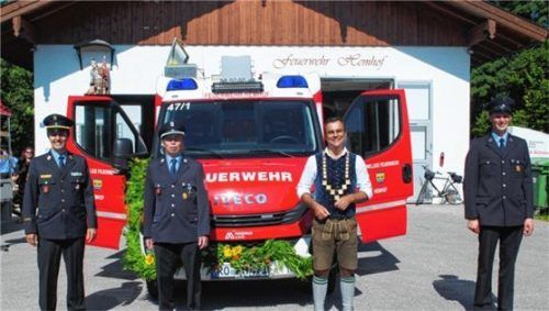 end fahrzeugsegnung amf

v.l. Kreisbrandrat Richard Schrank, 1. Kommandant FFW Hemhof Franz Waldleitner, Bürgermeister Alois Loferer, 1. Vorstand FFW Hemhof Josef Linner junior