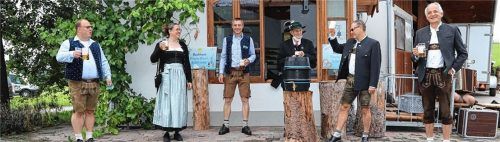 Erfolgreicher Bieranstich vor der Attler Backstube: (von links) die Festwirte Florian Ott, Manuela Keml, Konrad Stemmer und Andreas Palmberger sowie die Vorstände Franz Hartl und Jonas Glonnegger.