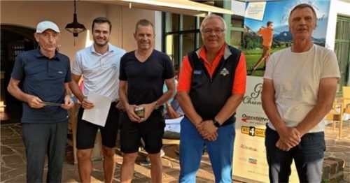 Erfreut über das tolle Event: Ernst Palmberger (GC Prein), Christian Köbler (Sportlicher Leiter GC Chieming), Tobias Angerer (ehemaliger Skilangläufer), Organisator Frank Saeger und Herren-Netto-A-Sieger Rainer Bunnefeld (von links). Foto Privat