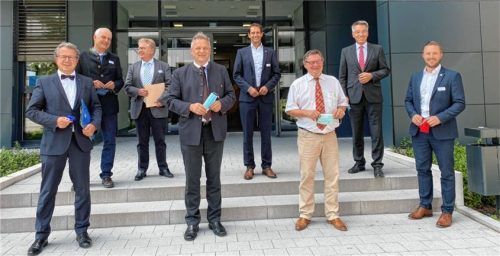 Erhielten beziehungsweise gaben Einblicke in das Gründerzentrum Stellwerk18: Landtagsabgeordneter Klaus Stöttner, Richard Weißenbacher, Geschäftsführer Stellwerk18, Wirtschaftsdezernent Thomas Bugl, Wirtschaftsstaatssekretär Roland Weigert, Rosenheims Oberbürgermeister Andreas März, Innenstaatssekretär Gerhard Eck, Landrat Otto Lederer und Netzwerkmanager und Geschäftsführer Daniel Artmann (von links). Foto re