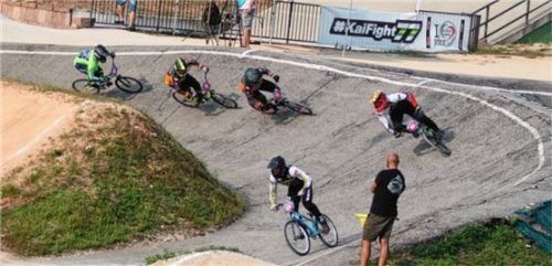 Erich Grabichler (rechts oben) vom Maloja BMX Team setzte sich in seiner Altersgruppe Cruiser 40-44 durch. Foto Patrick Rohrmueller