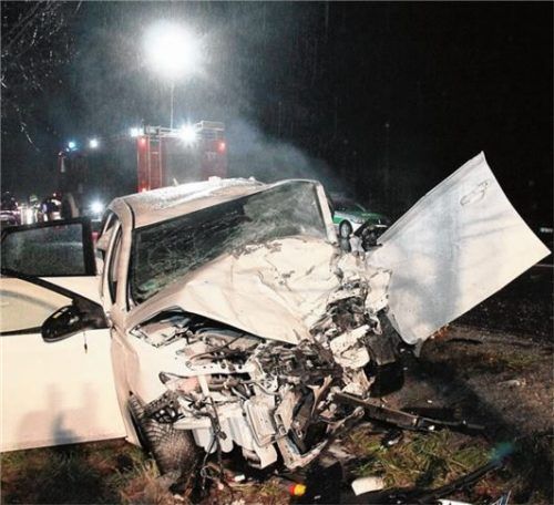 Erschreckendes Bild: Aus diesem weißen Toyota musste Anja Arnold nach dem Unfall befreit werden.