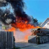 Fahrsilo, Holzlager und Traktor gehen in Flammen auf