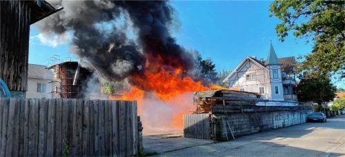 Flammen schlagen aus dem „Sonnenhof“ in der Bad Aiblinger Rennbahnstraße. Fahrsilo, Holzlager und ein Traktor sind aus bislang ungeklärter Ursache in Brand geraten.
