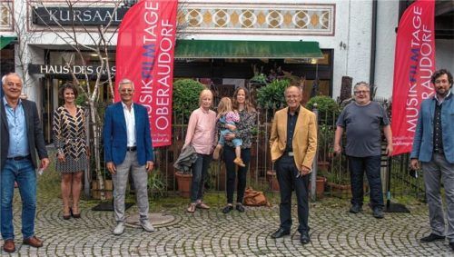 Freuten sich über einen Auftakt nach Maß: Christoph Maier-Gehring, Kulturreferent des Landkreises Rosenheim, Veronika Lömker von den Musikfimtagen Oberaudorf, Markus Aicher, Leiter der Musikfilmtage Oberaudorf; Anna Werner und Regisseurin Jana Ji Wonders, Bezirkstagspräsident Josef Mederer, Benno Stigloher von den Musikfilmtagen und Oberaudorfs Bürgermeister Professor Dr. Matthias Bernhardt. Foto re