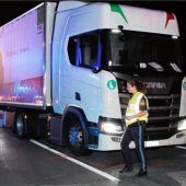 Frau wird auf Autobahn von Sattelzug erfasst