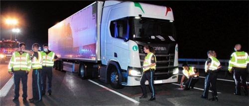 Frontal erfasst wurde eine 35-jährige Frau von diesem Sattelzug, als sie zu Fuß die Autobahn queren wollte. Foto Reisner