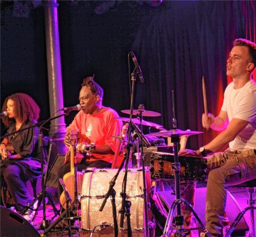 Für lebhafte sowie sanfte Atmosphäre im Saal sorgten Ami Warnings rauhe und Wally Warnings hohe Stimme beim Konzert. Ruben Lipka begleitete am Schlagzeug. Foto von Ahn