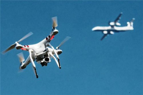Ganz schön Betrieb in der Luft: Verkehr zu lenken und Kollisionen zu verhindern, ist eines der Ziele des KuKi-Korridors. Drohnen sind dafür eine Pilottechnologie. Foto dpa