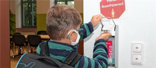 Der etwas andere Schulalltag: Abc-Schütze Raphael Emberger aus Lohkirchen kennt als Erstklässler Unterricht bisher nur in Corona-Zeiten. Foto  Enzinger