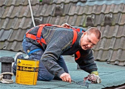Gefährlicher Job: Handwerker arbeiten unter besonders hohem Risiko.Foto djd/SIGNAL IDUNA Lebensversicherung