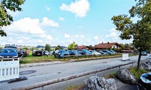 Gerade an schönen Wochenenden steigt die Verkehrsbelastung im Gemeindegebiet, wie hier im Bereich der Hochriesbahn. Künftig will die Gemeinde mit dem Zweckverband Oberland zusammenarbeiten. Foto RE