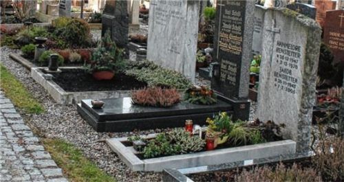 Grabplatten, wie hier in der Bildmitte in einem Friedhof in der Region zu sehen, sind in der Gemeinde Riedering ausdrücklich nur in Pietzenkirchen erlaubt. Auch in der neuen Friedhofssatzung gibt es keine Festlegungen dazu. Foto re