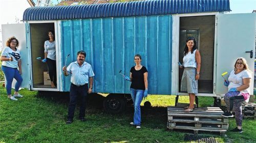 Griff beim Besuch selbst zum Pinsel: Sepp Reithmeier (Mitte), Vorsitzender der LAG Chiemgauer-Seenplatte, besichtigte den Bauwagen für die Waldkindergruppe bei der Kindertagesstätte Amerang. Mit dabei (von links) Susanne Stephan und Monika Tonweber vom Kindergartenförderverein, Cora Joiser vom Elternbeirat, Vroni Meisl, Waldgruppenleiterin, und Kathrin Potsch vom Förderverein. Foto Graichen