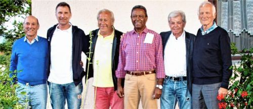 Gute Freunde seit 52 Jahren: das 60er-Team Hans Rebele, Bernhard Winkler, Hans-Dieter Seelmann, Jimmy Schmitt und Peter Zacher sowie der ehemalige FC-Bayern-Spieler Peter Kupferschmidt bei ihrem Treffen in Bad Feilnbach. Fotos  Strim