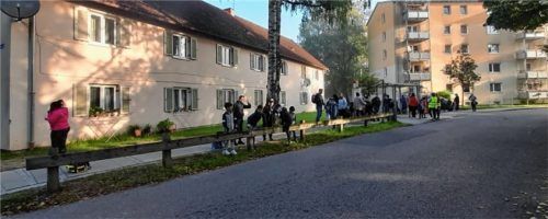 Haben sich geweigert, den Bus zu nehmen: Rund 30 Eltern haben am Montag für die Verlegung der Haltestelle in die Tannenbergstraße protestiert. Foto privat