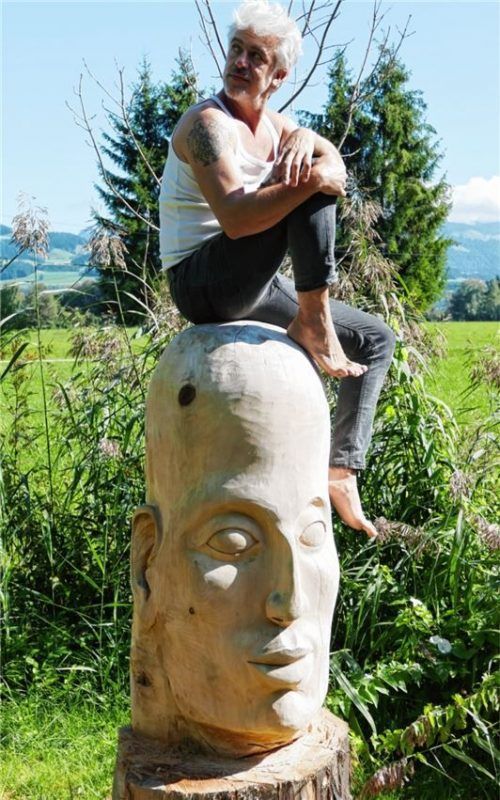 Hannes Seebacher lässt sich auf seinem „Kopf“ sitzend von der herrlichen Umgebung inspirieren.Foto Hoffmann