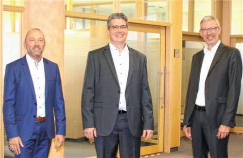 Hat ein erfolgreiches Geschäftsjahr abgeschlossen: der Vorstand der Raiffeisenbank Haag-Gars-Maitenbeth mit (von links) Thomas Cestaro, Sebastian Dienelt und Christian Gäßl.

Foto Stadlmair