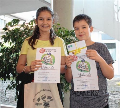 Hauptgewinner Khalid Akhmadov (10) aus Kolbermoor (rechts) mit Urkunde und Hauptpreis, und seine Schwester Malika Akhmadov (13) mit Urkunde und Trostpreis. Fotos  re