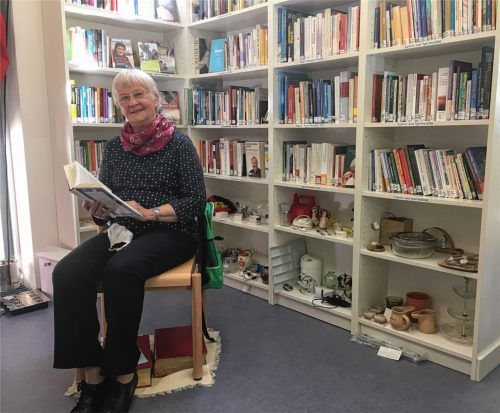 Hildegard Muschik ist seit 2014 ehrenamtlich für die „Christliche Bücherei“, die auf der Galerie des Bücherstüberls untergebracht ist, tätig. Foto Weinzierl