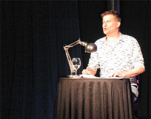 Im Haberkasten laufen die ersten Veranstaltungen wieder an. Michael Altinger mit dem Bluemood-Duo machte den Anfang. Foto von ahn
