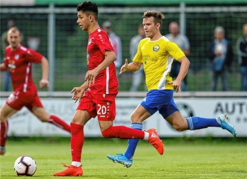 Im Hinspiel enteilte Traunsteins Armando Mustafic (links) seinem Gegenspieler Andreas Bobenstetter. Am Ende behielt aber Töging mit 4:2 die Oberhand.Foto Weitz