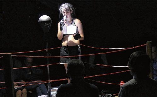 Im Kampf mit dem Punchingball und dem Text: Giulia Fuchs rezitiert Prosa von Robert Musil. Foto Lehmann