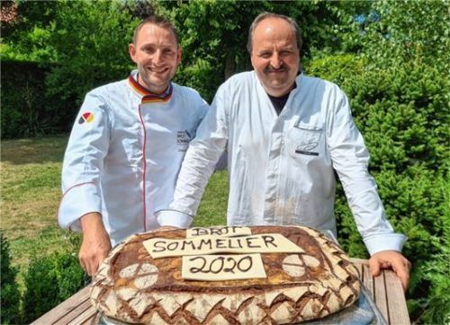 Im privaten Garten von Starkoch Johann Lafer (rechts) feierten die Sommelier-Absolventen ihren Abschluss; darunter Christoph Heger als Jahrgangsbester.