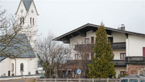 Im Riederinger Ortsteil Neukirchen sollen anstelle der ehemaligen Wirtschaft zwei Wohnhäuser entstehen. Der Gemeinderat änderte jetzt noch Details im Bebauungsplan. Foto  Kirchner