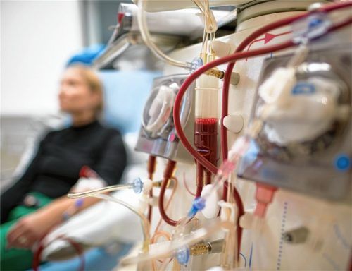 Im Rosenheimer Dialysezentrum haben zahlreiche Krankenschwestern einen Antrag auf 500 Euro Pflegebonus gestellt. Während einige Mitarbeiterinnen den Bonus bereits bekommen haben, gab es für andere eine Absage. Foto dpa