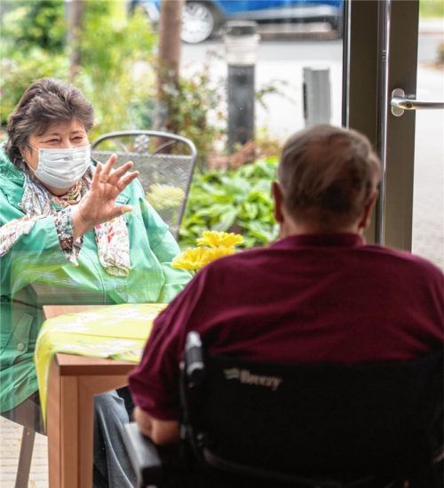 In Alten- und Pflegeeinrichtungen herrschen für Besucher strenge Auflagen. Im Landkreis Rosenheim müssen die Angehörigen in vielen Heimen Termine buchen. Foto dpa