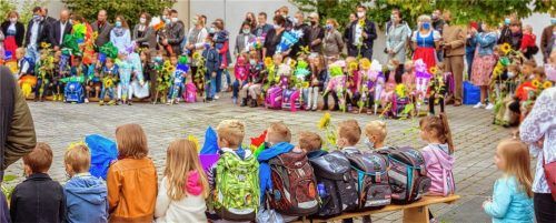 In gespannter Erwartung: die Rotter Erstklässler vor dem Einzug in ihre Schule. Foto Klemmer