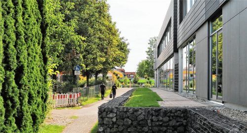 Insgesamt 36 Kinder der Mangfallwichtel kommen im ersten Stock des Erweiterungsbaus an der Pauline-Thoma-Schule unter. Dies sind eine Krippen- und eine Kindergartengruppe. Foto Riediger